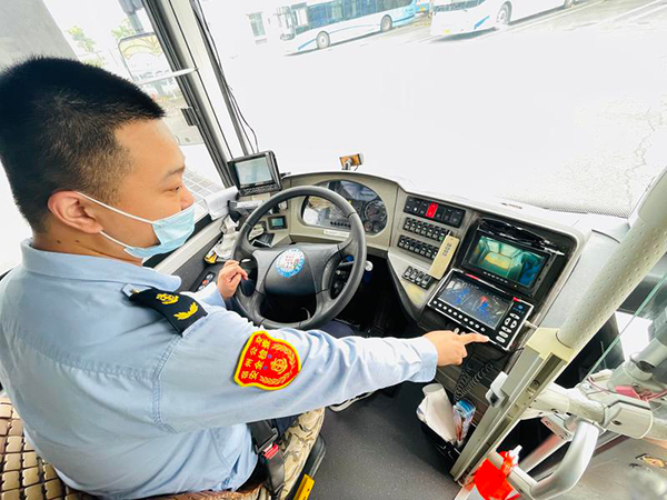 公交车司机方西向记者演示车辆油门、刹车处监控。
